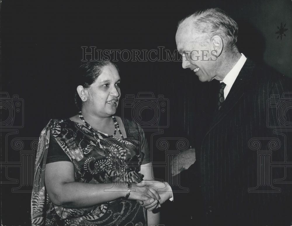 Press Photo Mrs.Sirinavo Bandaranaike with Sir Alec Douglas-Home In London - Historic Images