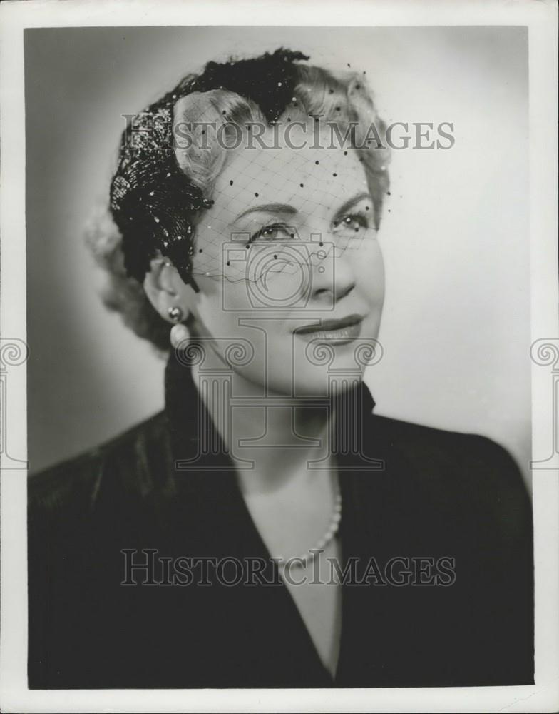 Press Photo Robert Dudley designed hat on model - Historic Images