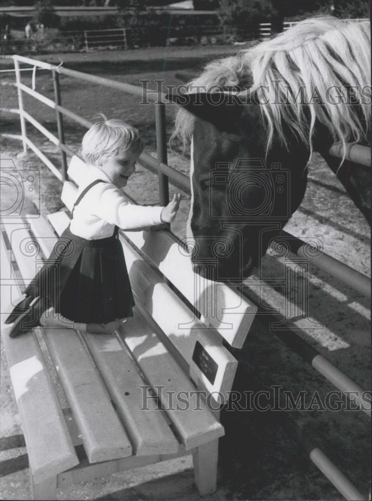 1964 Press Photo Marion and Horse &quot;Max&quot; Meet at Zoo in Cologne - Historic Images