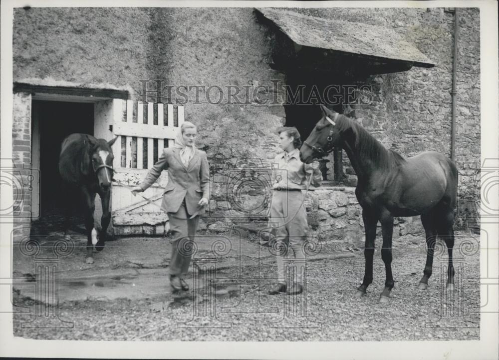 Press Photo Yong British Rachorse Breeder sells Colts to the United States - Historic Images