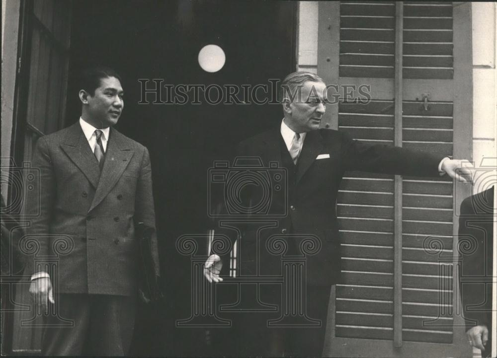 Press Photo French Politician Bidault &amp; Vietnamese Foreign Minister Gnoc Dinh - Historic Images