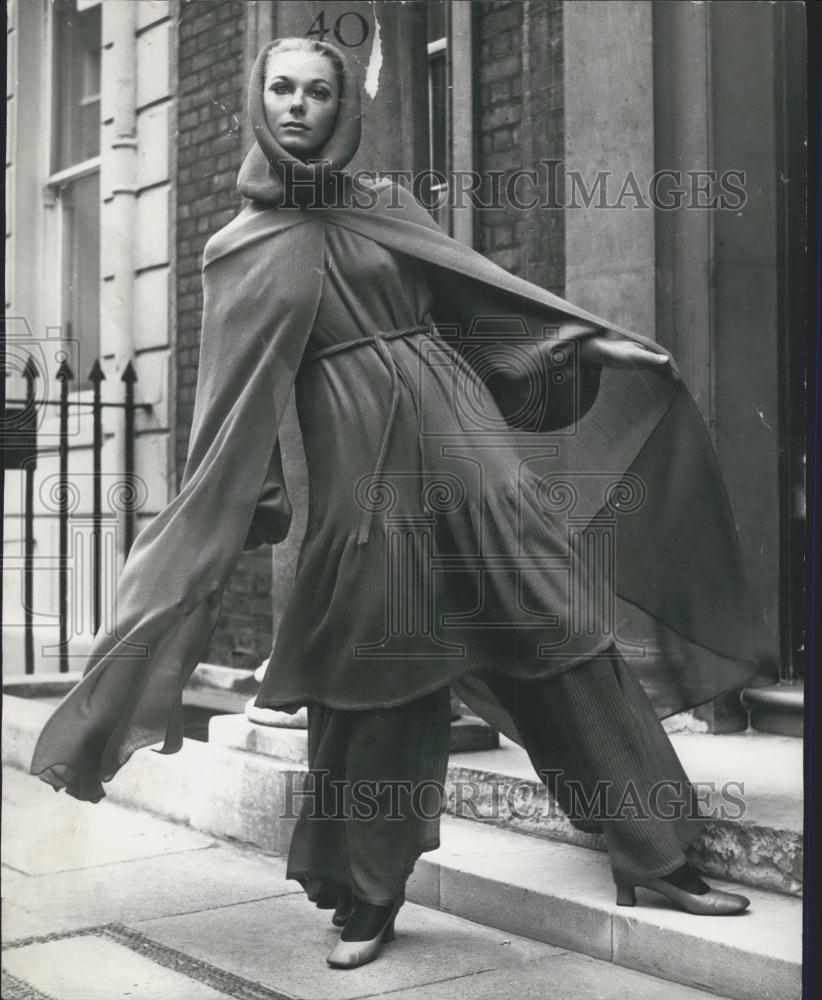 1970 Press Photo Model Katie Glover Wears &quot;Tryphena&#39;&#39;, Red Plisse Wool Trousers - Historic Images