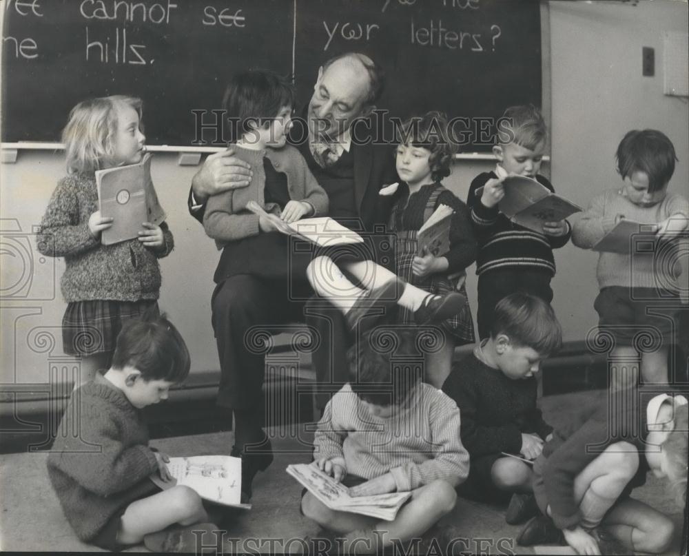 1965 Press Photo Wendy sits on Mr Walker&#39;s knee as she read Hear Wee Goe - Historic Images