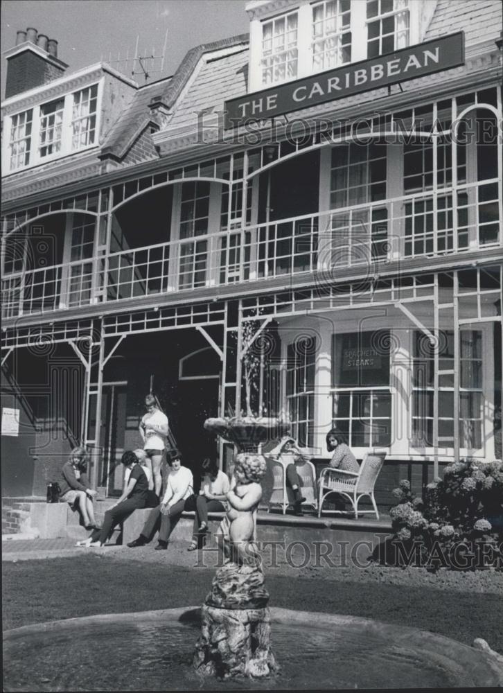 Press Photo Teen at Hotel - Historic Images