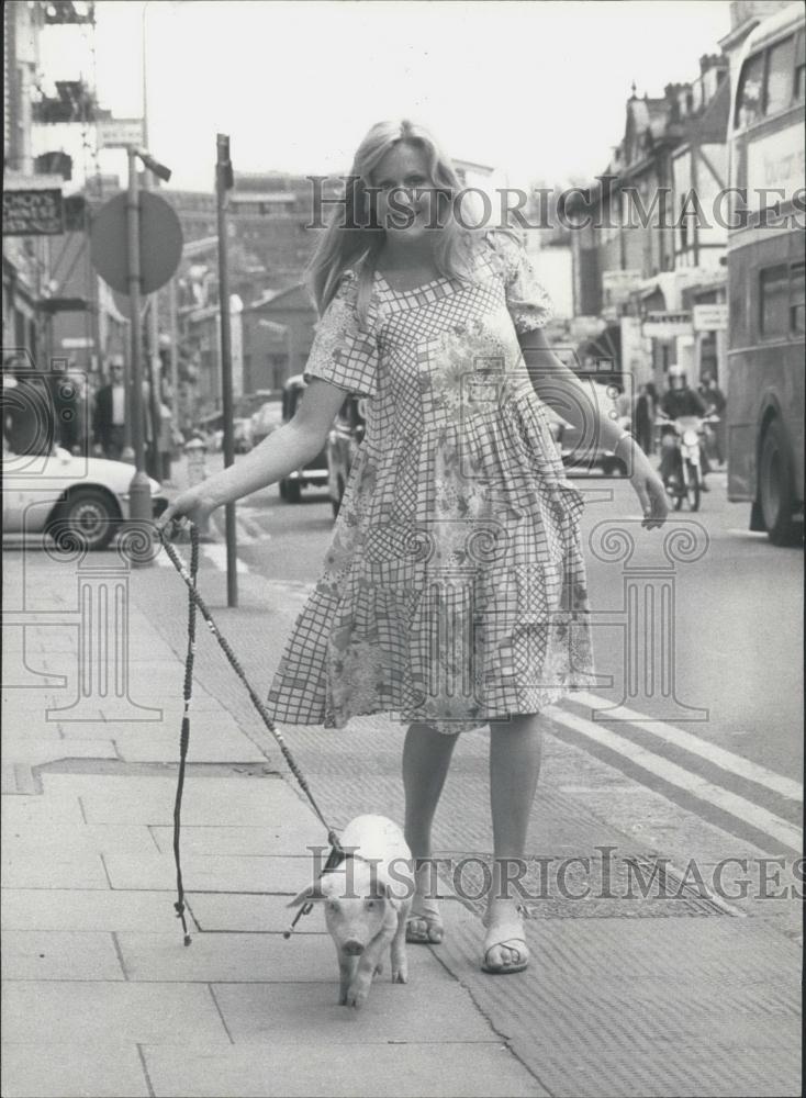 Press Photo Elizabeth Brewer Walks Pig Down Kings Road England Ball - Historic Images