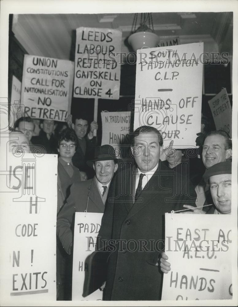 1960 Press Photo James Callaghan surrounded by Union members - Historic Images