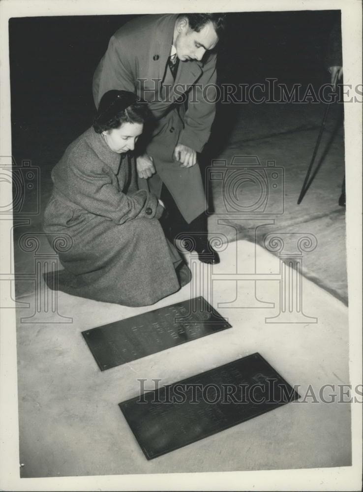 1955 Press Photo Mr, Mrs Reginald Benbow, Queen Mary Plaque, Westminster Hall - Historic Images