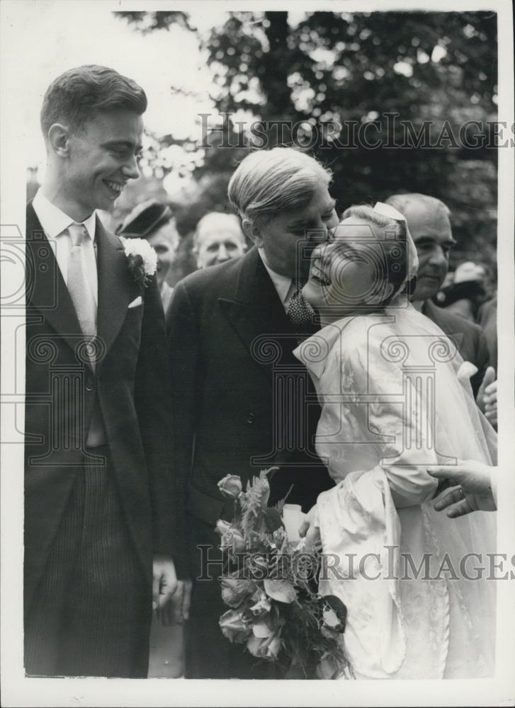 1954 Press Photo Aneurin Bevan's Kiss for Bride - Historic Images
