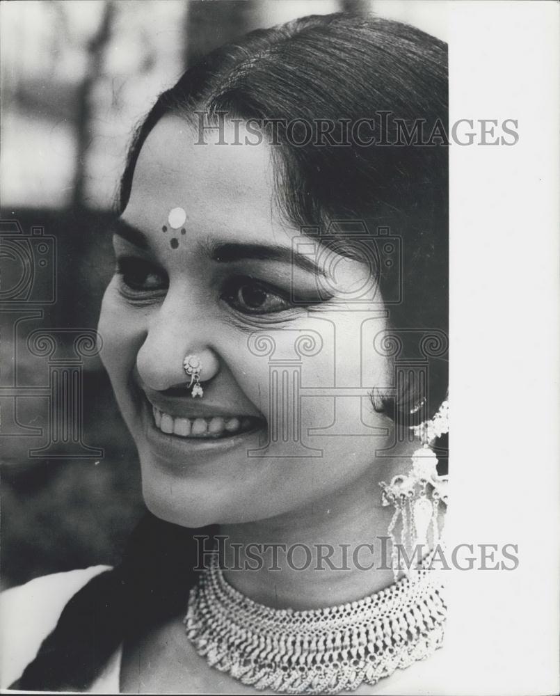 1972 Press Photo Indian Film Star Asha Parekh in England - Historic Images