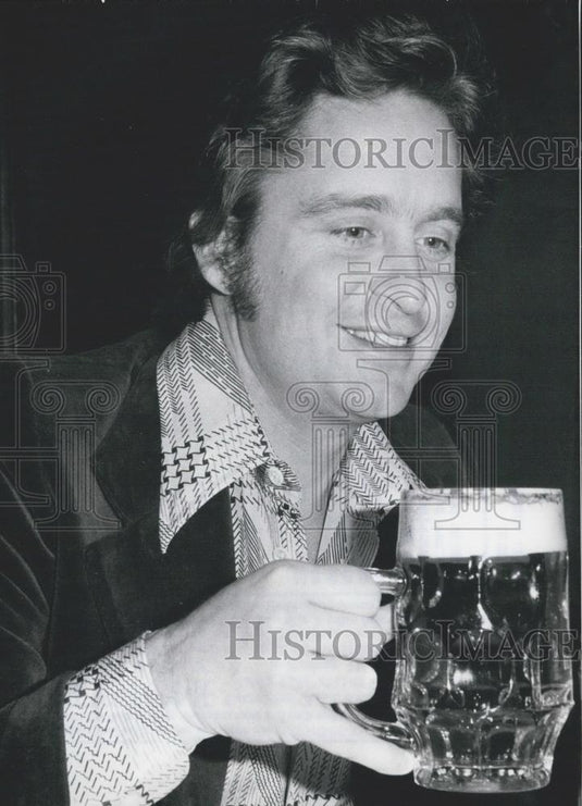 Press Photo Kirk' Douglas' son Michael Films for the first time in Germany - Historic Images