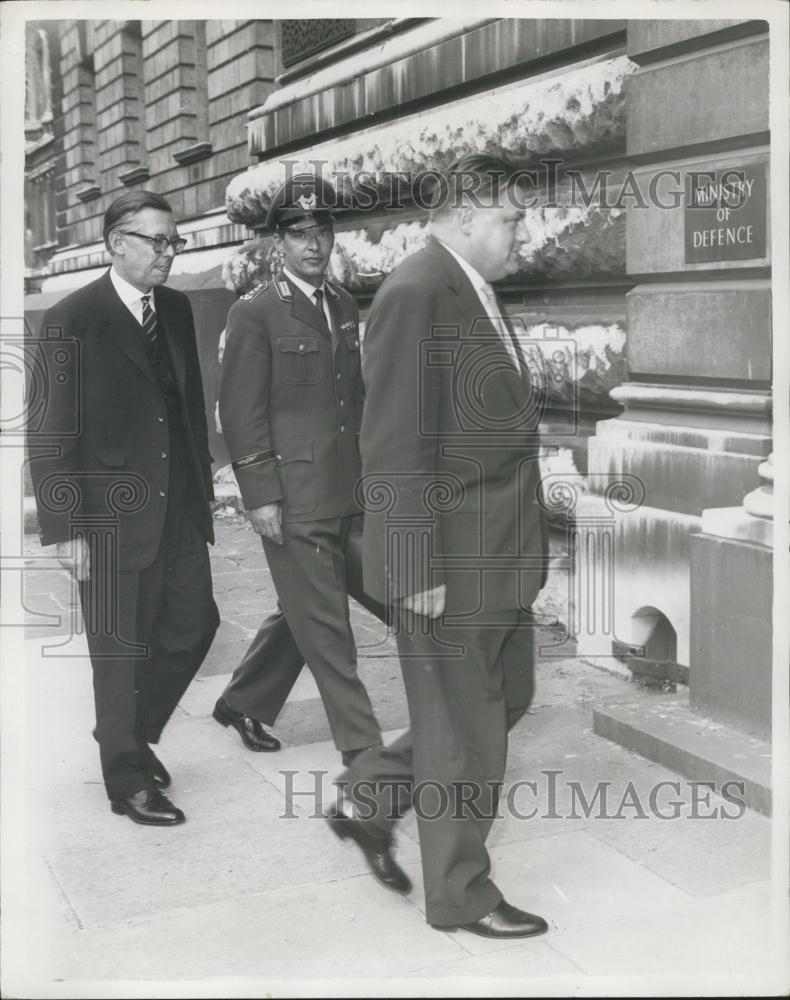 1959 Press Photo Herr Straues Denfence Ministry Von Herwarth German Officer - Historic Images