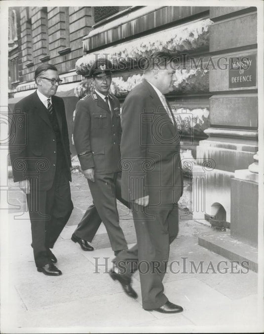 1959 Press Photo Herr Straues Denfence Ministry Von Herwarth German Officer - Historic Images