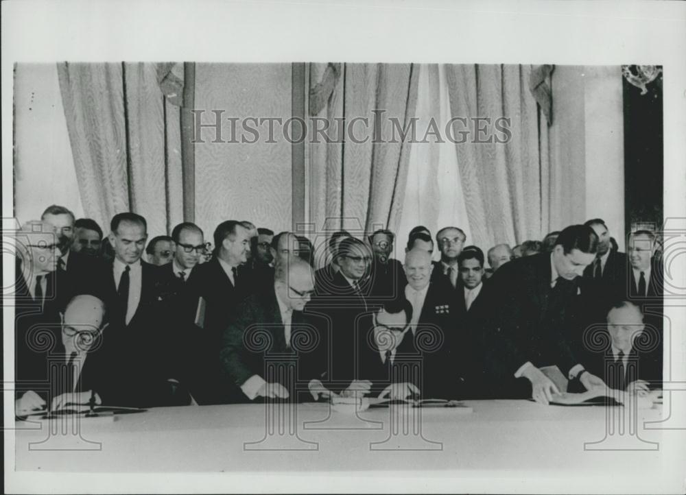 Press Photo Group of diplomats - Historic Images