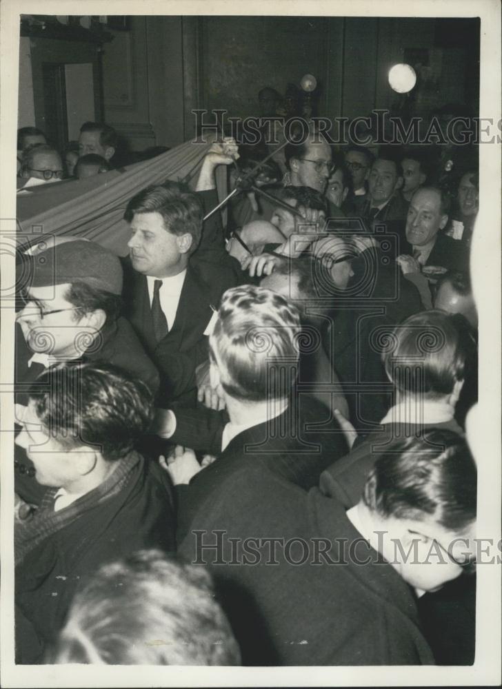 1958 Press Photo Demonstrators protesting the Rent Act at Holborn Hall - Historic Images