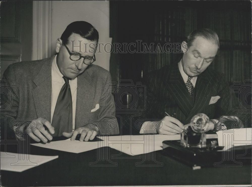 Press Photo Bannerman, head of a USN contracting team now visiting Britain - Historic Images