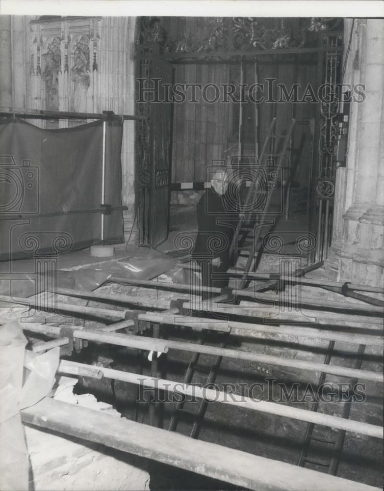 1967 Press Photo A York Minster policeman inspects chaplel to check excavation - Historic Images