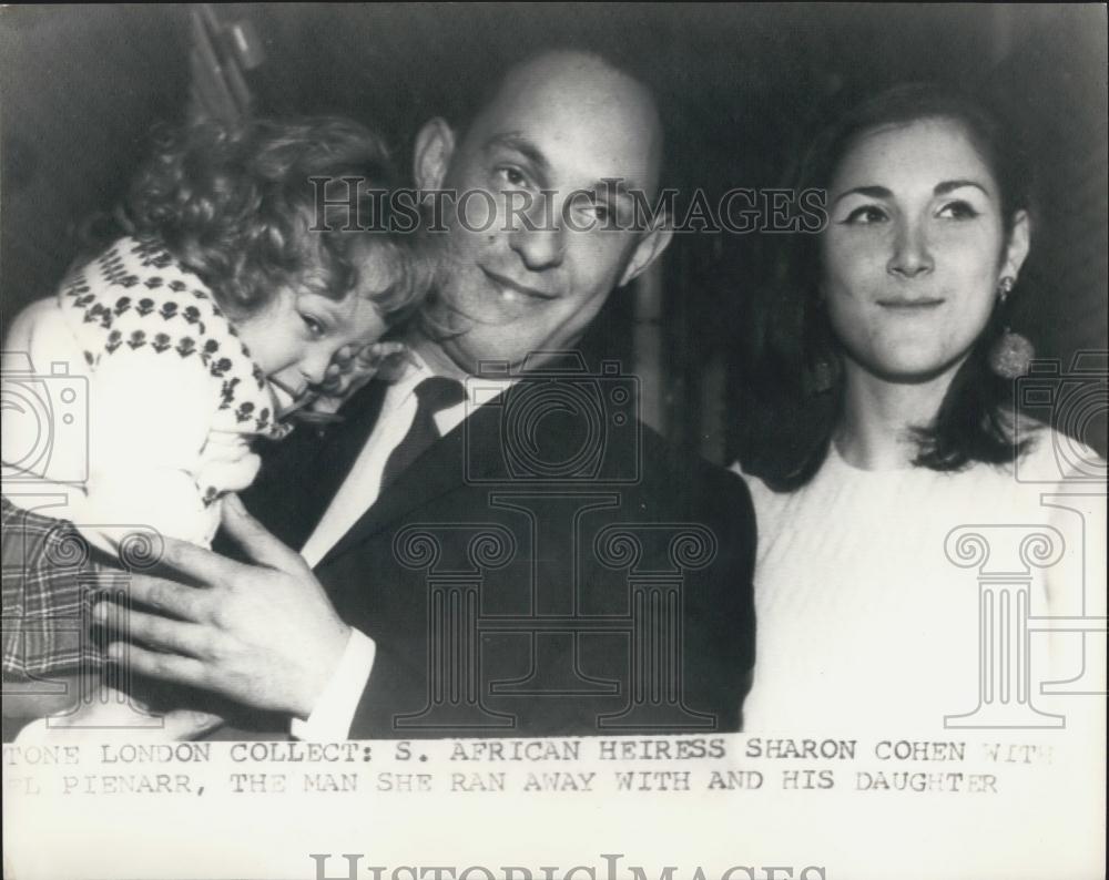 1967 Press Photo South African Heiress Sandra Cohen, Daniel Pienaar &amp; Daughter - Historic Images