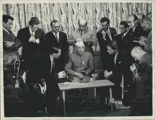 1957 Press Photo Mr. Nehru ,Indian PM and journalists - Historic Images