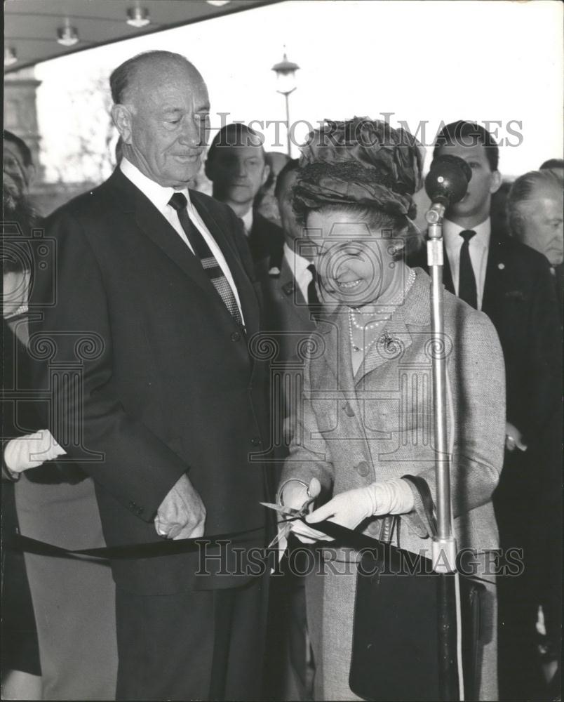 1963 Press Photo Mrs. Reginald Maulding opens the new Hilton Hotel in London - Historic Images