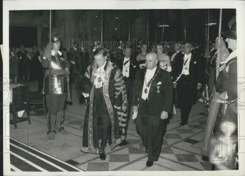 1958 Press Photo Lt.Col. Alvaro Salvacao Barreto &amp; Sir Cuthbert Ackroyd - Historic Images