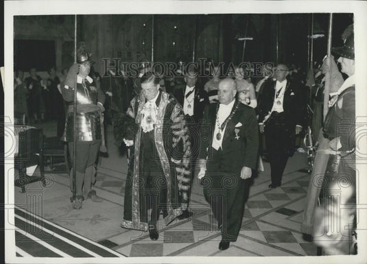1958 Press Photo Lt.Col. Alvaro Salvacao Barreto & Sir Cuthbert Ackroyd - Historic Images
