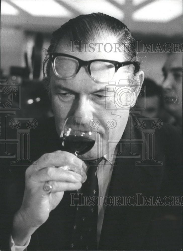 1971 Press Photo Wine Taster Competition Reginald Maudling - Historic Images