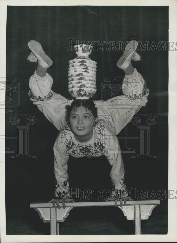 1956 Press Photo Hsia Chu Hua in balancing act - Historic Images