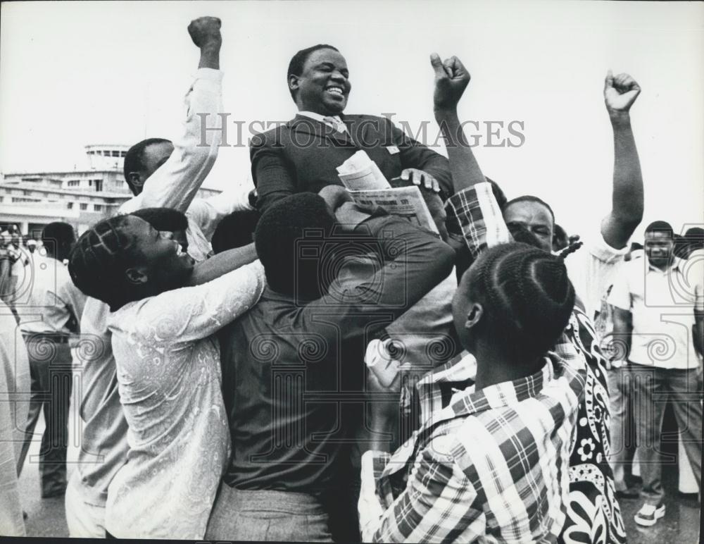 1975 Press Photo Rev.Sithole raised up high by enthusiastic supporters - Historic Images