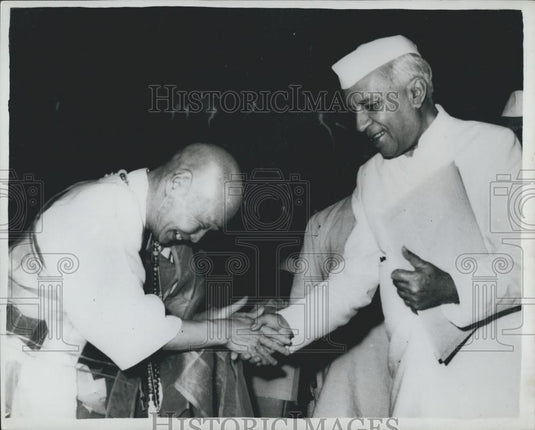 1962 Press Photo Indian Premier Nehru & Rev.Datso Fuji of Japan - Historic Images