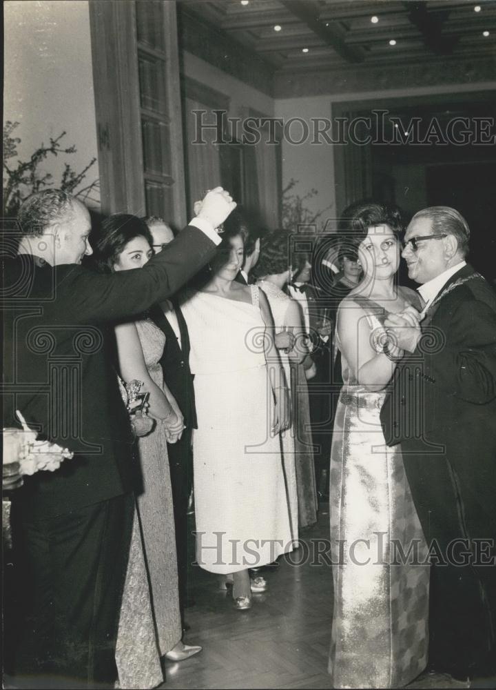 Press Photo Athens Mayor Ritsos Dancing With Mrs Patakos Municipality Ball - Historic Images