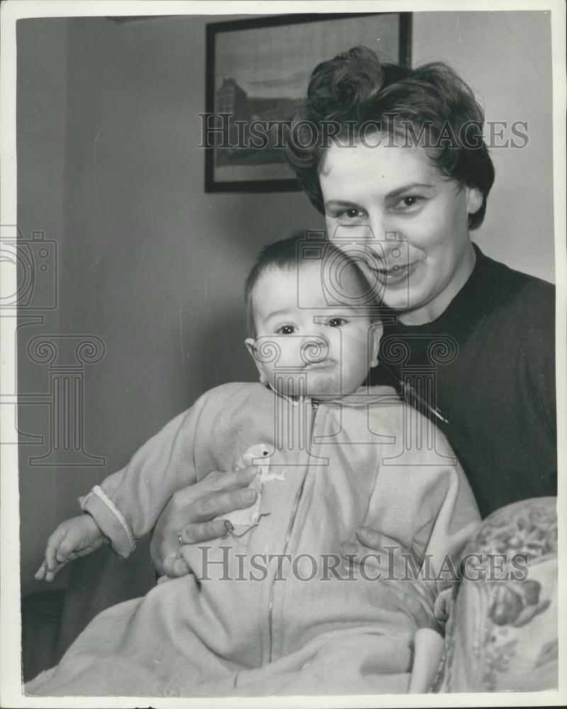 1967 Press Photo Mrs.Lilli Stanley &amp; baby,her husband is charged with spying - Historic Images