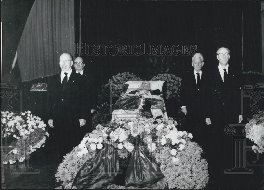 1960 Press Photo Guard of Honour at the Coffin of Wilhelm Pieck - Historic Images