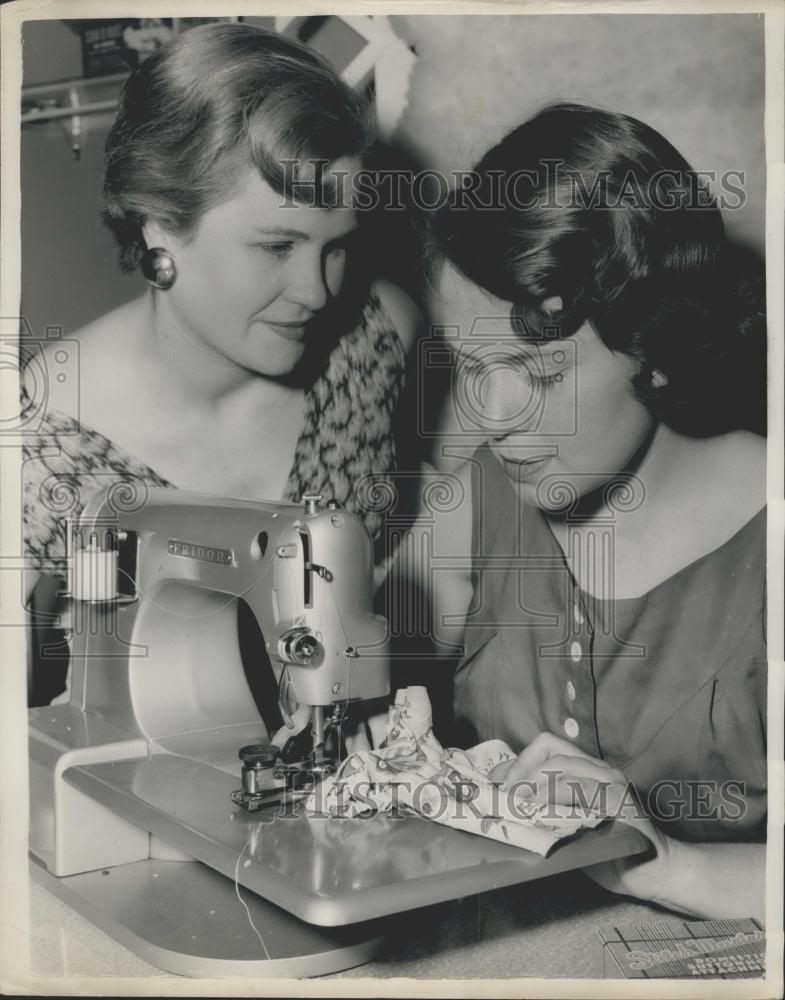 1957 Press Photo Ideal Home Exhibition Preview Button Hole Attachment For Sewing - Historic Images