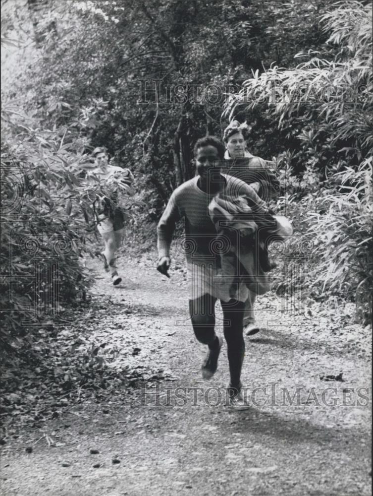 Press Photo Omar in a running test at Outward Bound school - Historic Images