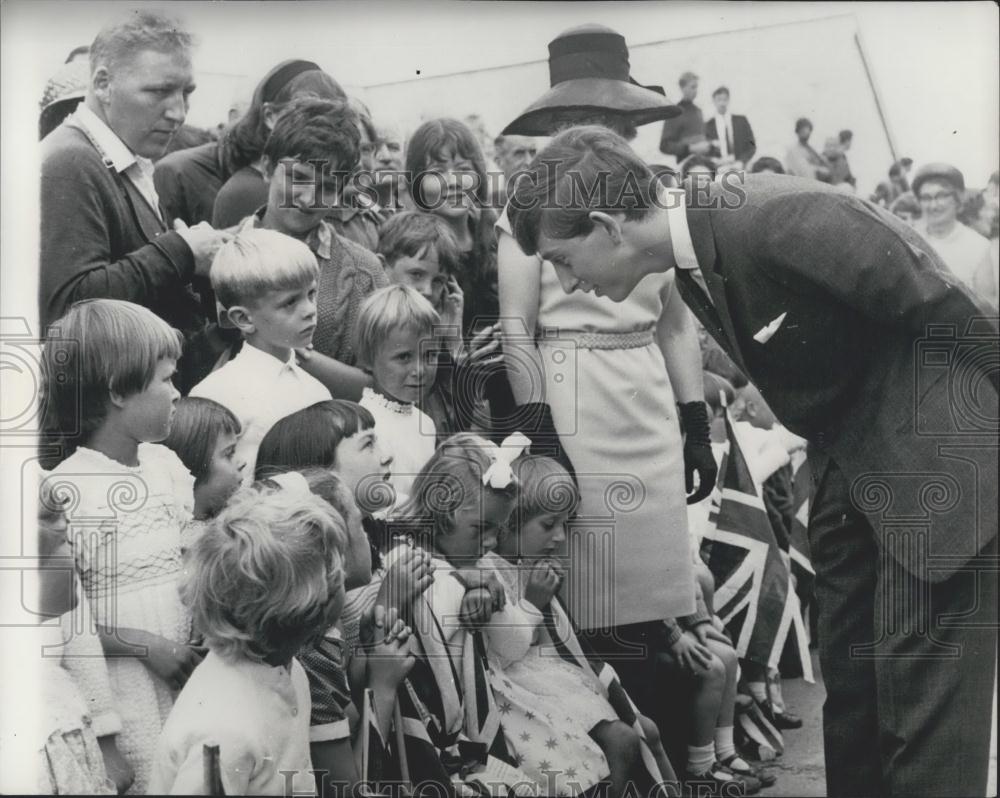 1967 Press Photo Prince Charles chats with Sicily schoolchildren - Historic Images