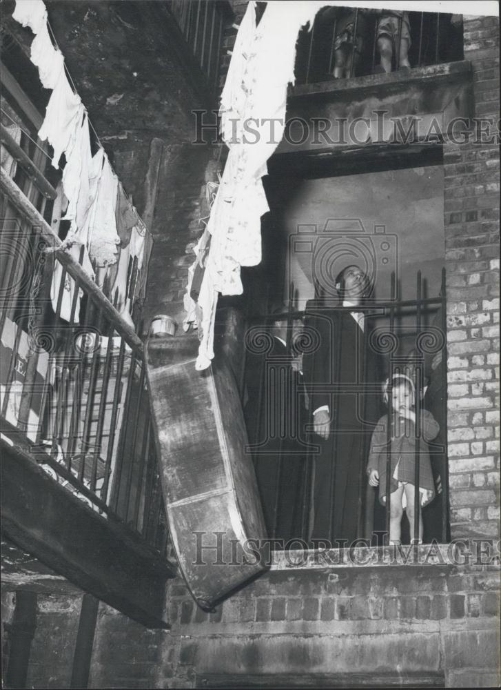 1962 Press Photo Housing minister Tours Hackney Slums Sir Keith Joseph - Historic Images