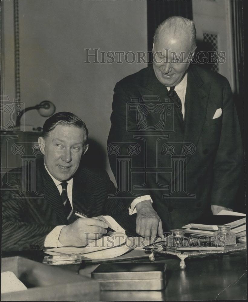 1962 Press Photo British Athletic Coach Grey Dyson signs 5 year contract - Historic Images
