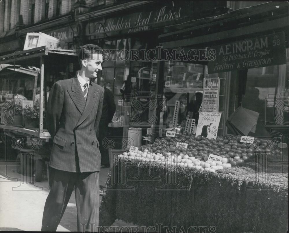 Press Photo Gordon Pirie, Bank Clerk, Strolling Unrecognised Through Market - Historic Images