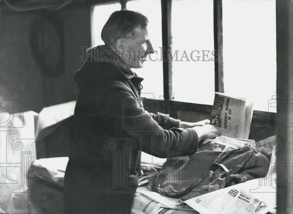 Press Photo Alan Prepares Newspapers For His 20 Mile Round - Historic Images