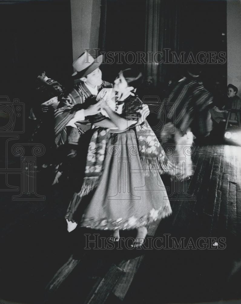 Press Photo Typical dancers of Ecuador-they wear traditional costumes - Historic Images