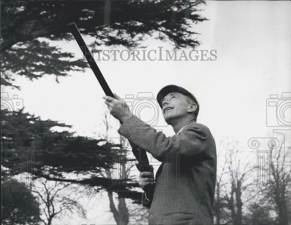 1963 Press Photo Sir Alec with a shotgun - Historic Images