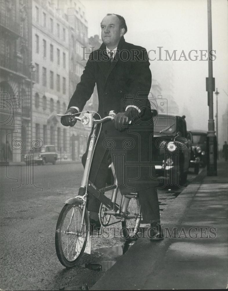 1965 Press Photo Mr. Walter Loveys M.P. for Winchester Sussex on his bike - Historic Images