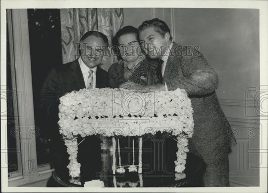 1956 Press Photo Famous Musician Liberace Presented With Floral Bouquet Piano - Historic Images