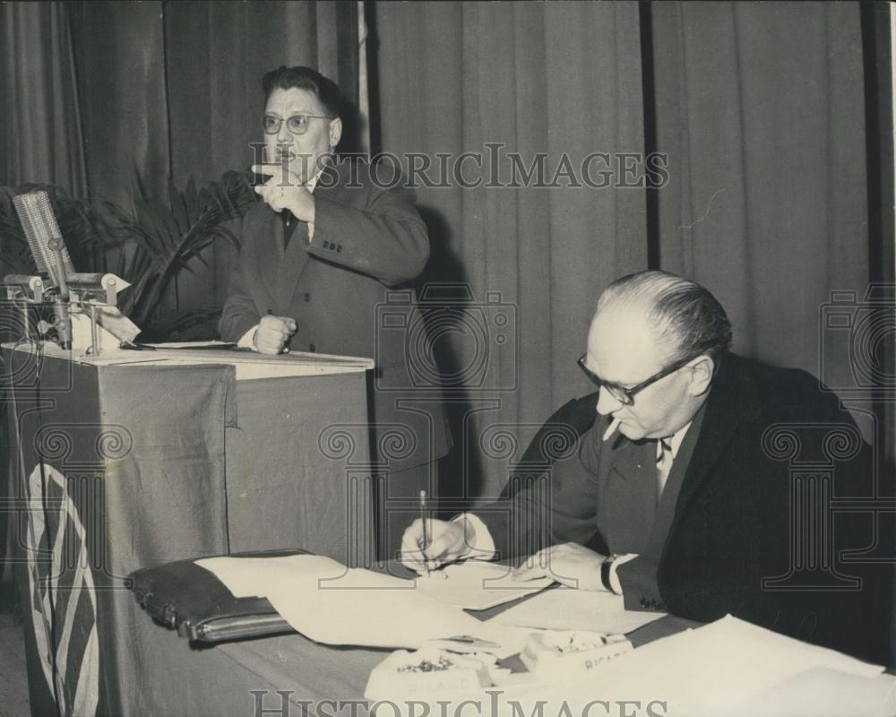 Press Photo Members of socialist party meet near Paris today - Historic Images