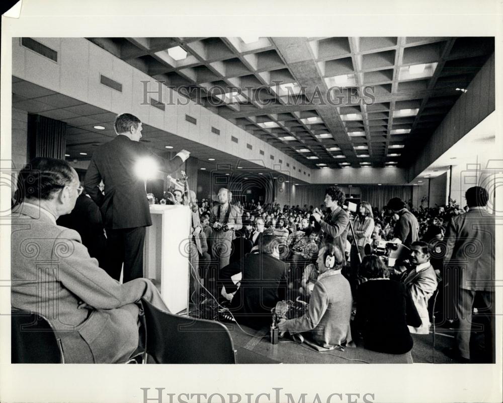 1976 Press Photo Morris K Udall Speaks At Queens College - Historic Images