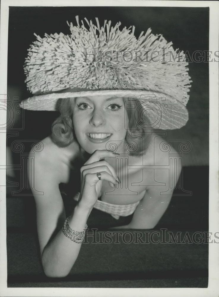 Press Photo Susan Carter in a &quot;Eliza Doolittle&#39;ÃƒâšÃÂ hat style at fashion show - Historic Images