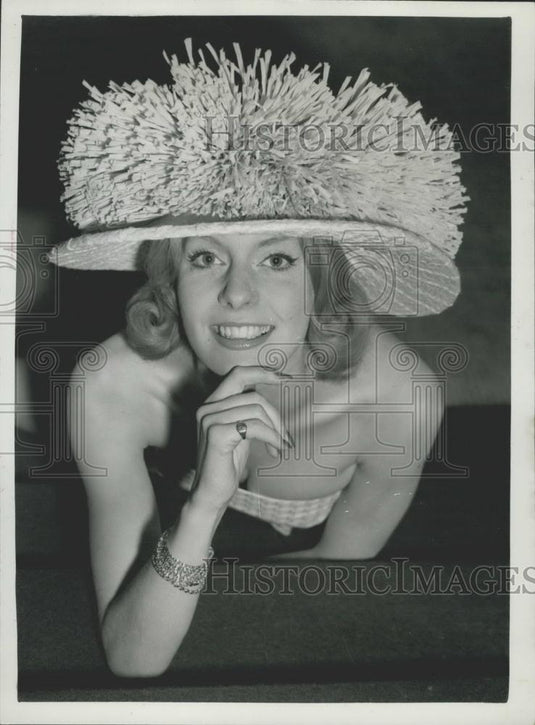 Press Photo Susan Carter in a "Eliza Doolittle'ÃƒâšÃÂ hat style at fashion show - Historic Images