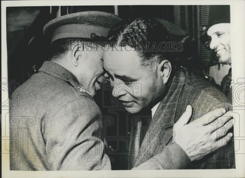 1953 Press Photo General Neguib Egypt Chats With Dr. Ralph Bunch Cairo Ceremony - Historic Images