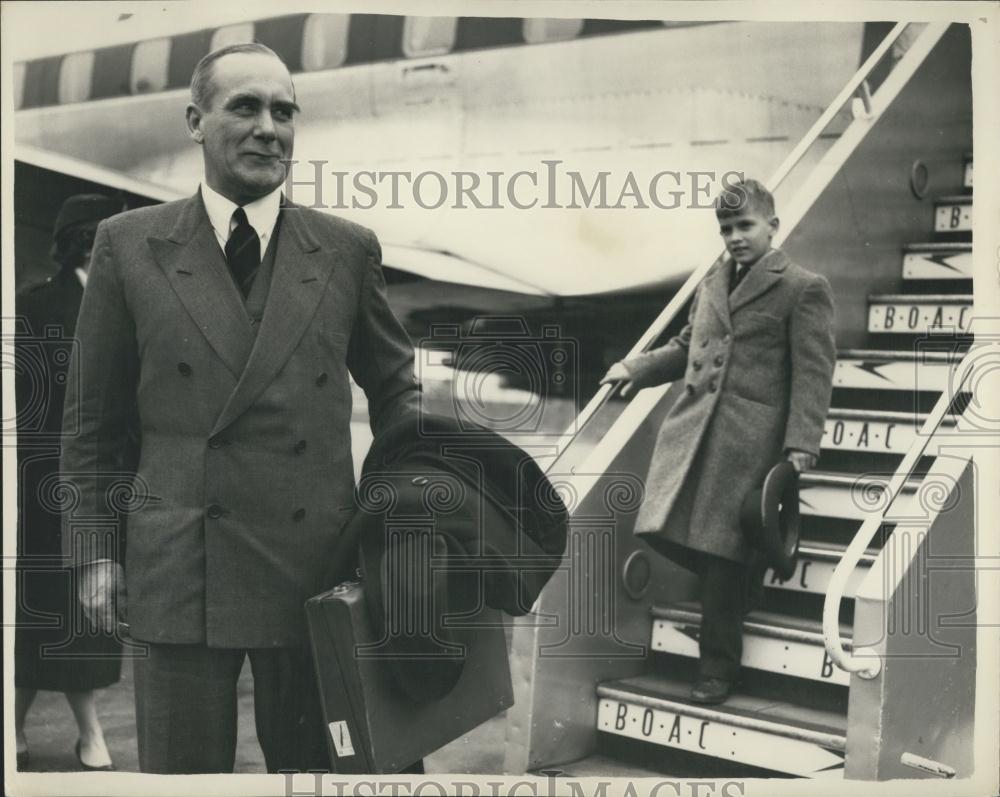1957 Press Photo Governor Cyprus Sir Hugh Foot London Airport son Jeremy - Historic Images
