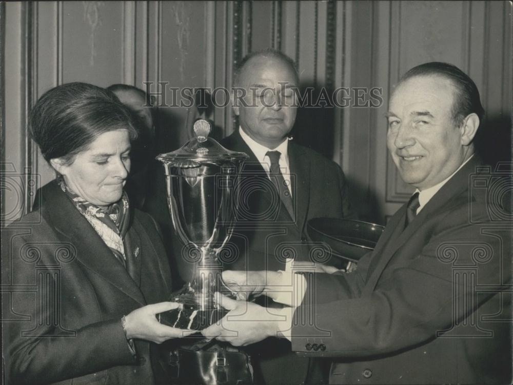 1964 Press Photo Presidentail cancer cup to Mrs. Perrot - Historic Images